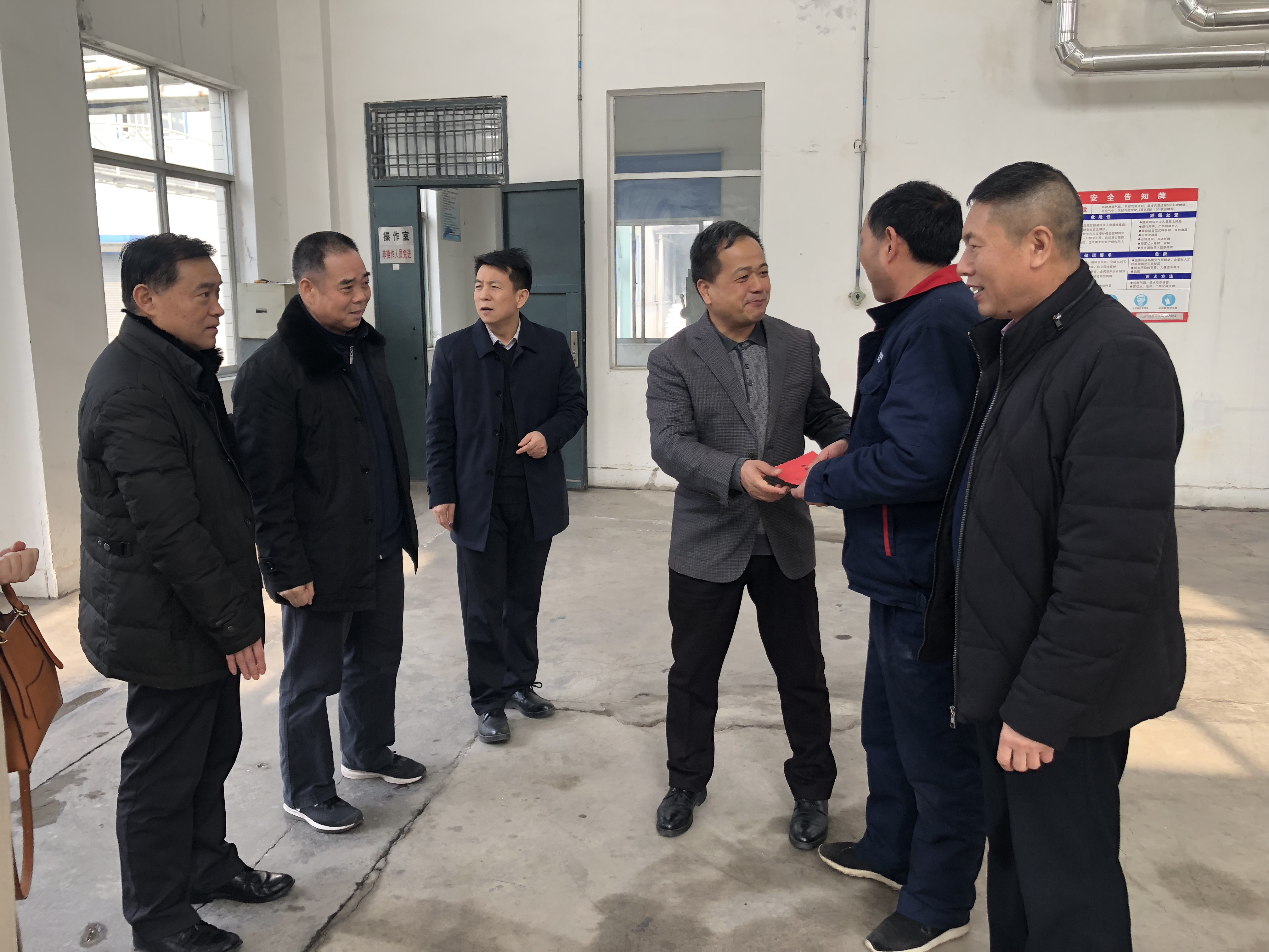省農(nóng)林水利氣象工會(huì)領(lǐng)導(dǎo)到糧農(nóng)集團(tuán)慰問困難職工